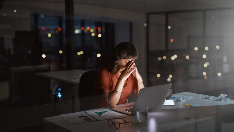 woman feeling stressed in the workplacer